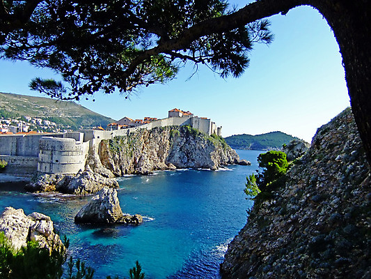 포토 JPG 해외이미지 유럽 벽 바다 여행 오렌지 건축양식 지붕 안테나 졸업생 사람없음 빨간색 물 도시풍경 여행객 항구 도시 만 보트 성 중세 성자 지중해 포트 타운 크로아티아 두브로브니크 발칸반도 옛날 해외202004 해외포토 자연요소 건축물 건축 나라 종교 컬러 배_교통 과일 졸업 통신 교통시설 사람 풍경 역사 파일형식 이미지허브