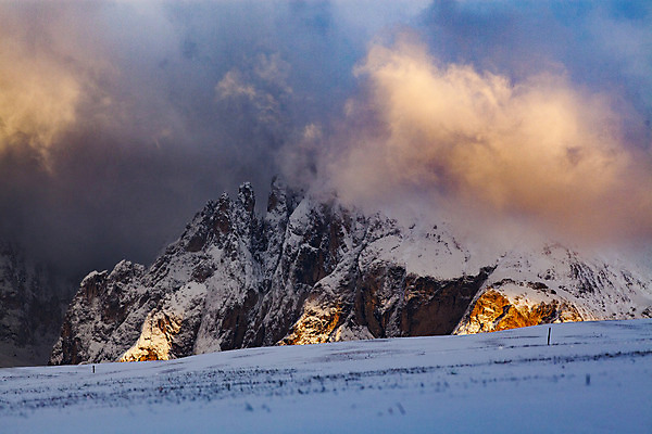 포토 JPG 해외이미지 나무 계절 공원 유럽 여행 백그라운드 겨울 자연 하늘 휴가 산 파노라마 국립공원 풍경 사람없음 야외 파란색 여행객 마을 계곡 놀람 이탈리아 하이킹 추위 가을 보트 숲 휴양지 알프스 완벽 절정 눈내림 해외202004 해외포토 식물 공공시설 감정 나라 컬러 컨셉 배_교통 레저 눈_날씨 촬영기법 표정 사람 장소 생태계 파일형식 이미지허브