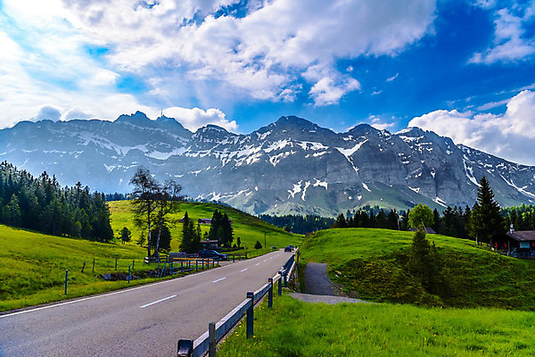 포토 JPG 해외이미지 나무 유럽 도로 길 백그라운드 곡선 하늘 산 풍경 사람없음 야외 초록색 여름 파란색 햇빛 숲 아스팔트 언덕 내추럴 해외202004 해외포토 식물 계절 나라 선 컬러 교통시설 태양 파일형식 이미지허브