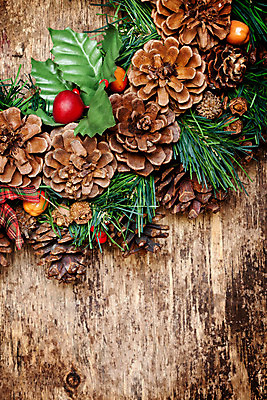 포토 JPG 해외이미지 크리스마스 오렌지 날씨 이벤트 사람없음 목재 장식 초록색 갈색 검은색 장식볼 흰색 축하 닫기 솔방울 옛날 해외202004 해외포토 나무 기념일 컬러 컨셉 과일 재료 모션 파일형식 이미지허브