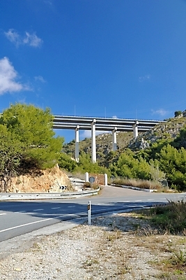 포토 JPG 해외이미지 라이프스타일 도로 여행 컨셉 교통시설 자동차 산 거리 이벤트 사람없음 파란색 검은색 힘 레이싱 최고 원형 고속도로 스페인 승차 소프트포커스 연결 위험 속도 타이어 짐차 구름다리 안달루시아 해외202004 해외포토 도형 유럽 길 육상교통 컬러 교통 모션 촬영기법 시합 생활 다리_건축물 시설 파일형식 이미지허브