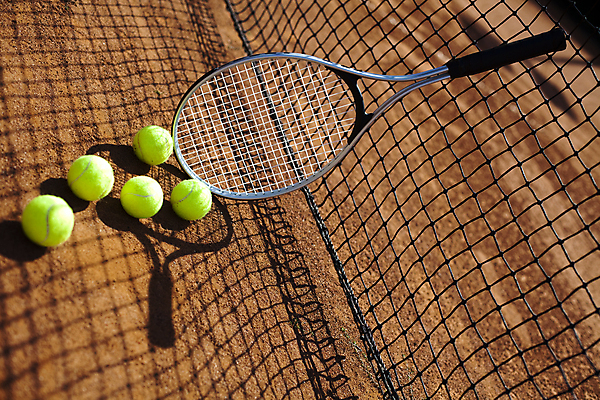 포토 JPG 해외이미지 주간 그림자 사람없음 야외 테니스 테니스라켓 테니스용품 네트 테니스장 테니스공 땅바닥 해외202004 해외포토 자연요소 스포츠용품 스포츠 공 스포츠시설 바닥 구기 라켓 파일형식 이미지허브