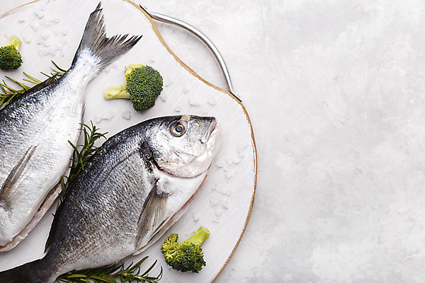 포토 JPG 해외이미지 도마 도마_주방용품 사람없음 브로콜리 허브 향신료 흰배경 날것 도미 소금 로즈메리 해외202004 해외포토 식물 백그라운드 채소 주방용품 어류 흰색 향미료 파일형식 이미지허브