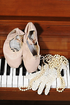 포토 JPG 해외이미지 줄 장갑 신발 열쇠 사람없음 목재 검은색 흰색 기구 키보드 플랫 끝 보석 발레 날카로움 발가락 교향곡 반주 해외202004 해외포토 나무 잡화 음악 컬러 재료 발 춤 광석 파일형식 이미지허브