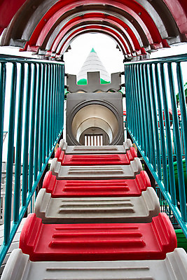 포토 JPG 해외이미지 공원 어린이 놀이 실내 관리 그림자 사람없음 야외 빨간색 초록색 여름 빛 컬러풀 장난감 게임 터널 미끄럼틀 놀이터 플라스틱 튜브 해외202004 해외포토 계절 공공시설 길 컬러 재질 사람 내부 놀이기구 파일형식 이미지허브