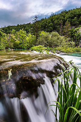 포토 JPG 해외이미지 나무 식물 공원 호수 여행 잎 모션 자연 휴가 산 풍경 사람없음 목재 초록색 물 파란색 강 햇빛 환경 침묵 활발 폭포 젖음 흐름 가을 바위 연못 신선 개울 떨어짐 매끈함 숲 작음 에메랄드 크로아티아 내추럴 생태학 전국 해외202004 해외포토 자연요소 계절 공공시설 교육 유럽 컬러 컨셉 재료 태양 소리 돌_바위 감각 크기 보석 생태계 파일형식 이미지허브