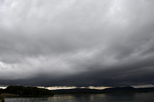 포토 JPG 해외이미지 구름 호수 선 모래 바다 자연 하늘 낚시 바람 날씨 풍경 사람없음 물 여름 파란색 빛 햇빛 태양 반사 어둠 힘 일몰 위험 번개 무서움 장면 폭풍 흐림 헝가리 내추럴 뇌우 재앙 처음 허리케인 해외202004 해외포토 자연요소 계절 감정 컬러 컨셉 레저 노을 자연재해 생태계 동유럽 파일형식 이미지허브