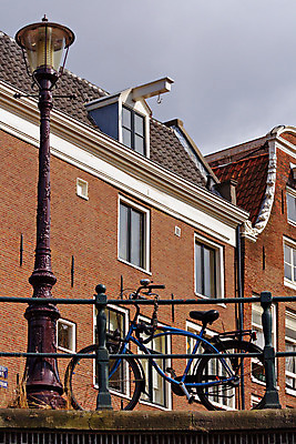 포토 JPG 해외이미지 건축물 유럽 전통문화 육상교통 여행 건축양식 거리 주택 사람없음 야외 건물 빨간색 세로 물 여름 관광지 강 컬러풀 자전거 도시 네덜란드 운하 시티라이프 타운 암스테르담 구시가지 명승지 옛날 해외202004 해외포토 자연요소 전통 라이프스타일 계절 건축 나라 문화 교통수단 컬러 풍경 바이크 파일형식 이미지허브