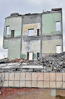 포토 JPG 해외이미지 외관 산업 벽 백그라운드 건축양식 벽돌 주택 사람없음 야외 건물 쌓기 손상 바위 도시 업무 쓰레기 파편 위험 폭발 폭탄 전쟁 먼지 보험 낭비 깨짐 단절 옛날 재앙 지진 철강 콘크리트 파멸 해외202004 해외포토 건축물 건축 컨셉 모션 돌_바위 작업 폭발물 자연재해 파일형식 소멸 이미지허브