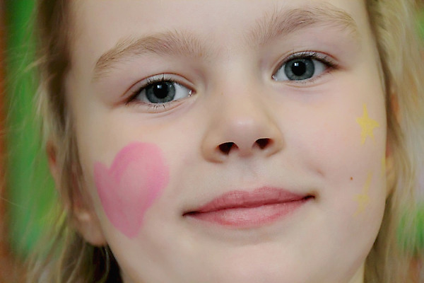 포토 JPG 해외이미지 백인 유럽 어린이 한명 파란색 금발 흰색 표현 해외202004 해외포토 서양인 1 헤어스타일 나라 컬러 사람 파일형식 이미지허브