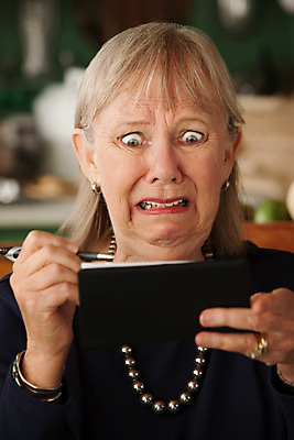 포토 JPG 해외이미지 캐릭터 1 여자 노년 얼굴 돈 주택 실내 한명 사람 성인 금융 경제 펜 주방 놀람 회색 표현 주름 유머 걱정 빚 반응 예산 혼자 해외202004 해외포토 감정 컬러 표정 내부 건물 신체부위 필기구 재산 파일형식 이미지허브