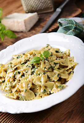 포토 JPG 해외이미지 전통 접시 음식 백그라운드 잎 채소 탁자 치즈 파스타 스파게티 요리 사람없음 파란색 주방 계란 식사 저녁식사 이탈리아 신선 면 맛 냅킨 시금치 바질 블루치즈 채식주의자 파르팔레 탈리아텔레 해외202004 해외포토 식물 식기 유럽 컬러 가구 컨셉 유제품 서양음식 알 채식 파스타면 파일형식 이미지허브