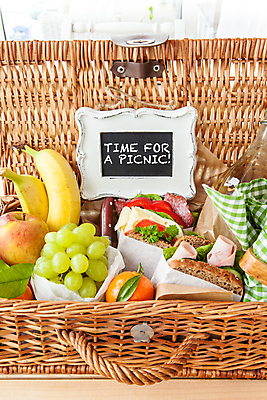 포토 JPG 해외이미지 음식 빵 포도 치즈 귤 바나나 샌드위치 사람없음 목재 세로 여름 소풍 바구니 칠판 수확 시골 소시지 사과 냅킨 햄 살라미 편육 카피스페이스 해외202004 해외포토 나무 계절 농업 과일 재료 유제품 육류 야외활동 공백 가공식품 파일형식 이미지허브