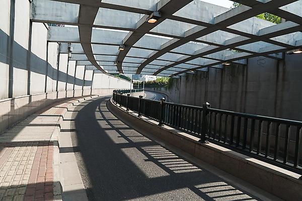 포토 JPG 해외이미지 도로 백그라운드 곡선 교통시설 그림자 풍경 사람없음 야외 빛 도시풍경 도시 고속도로 복도 터널 지하 빛망울 터널속 해외202004 해외포토 길 선 교통 시설 파일형식 이미지허브