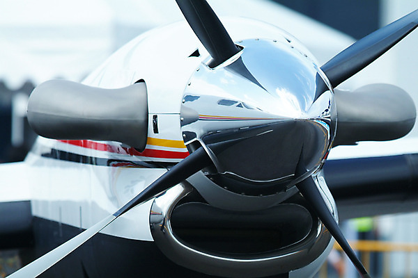 포토 JPG 해외이미지 여행 비즈니스 비행기 사람없음 반사 금속 힘 거울 흰색 쌍둥이 항공 프로펠러 엔진 원뿔 해외202004 해외포토 도형 컬러 가족 항공교통 재질 대중교통 파일형식 이미지허브