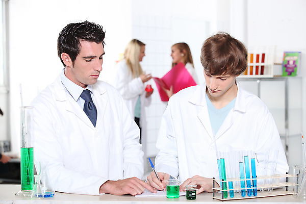 포토 JPG 해외이미지 백인 학생 교육 남자 유럽 과학 교실 실내 고등학교 실험 사람 풍경 여러명 20대 내부 10대 교사 교수 장비 시험 업무 도움 그룹 실험실 결과 시험관 신발장 헬프 해외202004 해외포토 서양인 직업 나라 다수 컨셉 학교 청소년 실험기구 청년 작업 파일형식 이미지허브