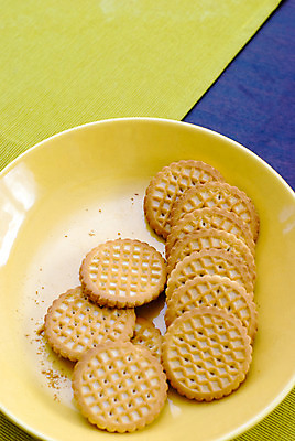 포토 JPG 해외이미지 접시 사람없음 노란색 쿠키 원형 달콤 맛 설탕 굽기 해외202004 해외포토 도형 식기 컬러 컨셉 디저트 구이 파일형식 이미지허브