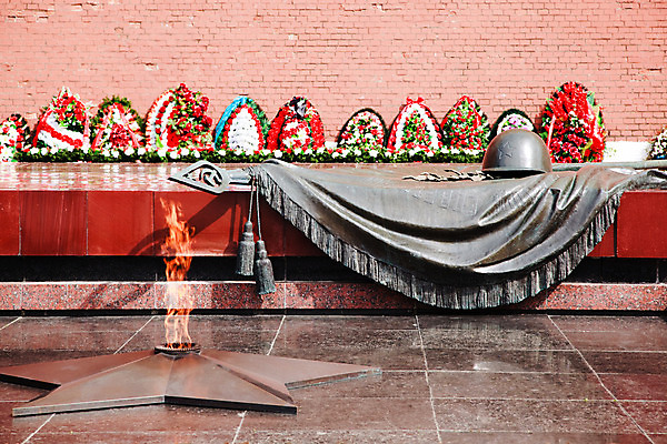 포토 JPG 해외이미지 꽃 별 벽 컨셉 사람없음 빨간색 빛 평화 역사 심볼 사인 전쟁 러시아 청동 기념물 전사 천연기념물 러시아인 모스크바 크렘린궁전 필승 해외202004 해외포토 자연요소 서양인 식물 유럽 컬러 궁전 우승 크렘린 파일형식 이미지허브