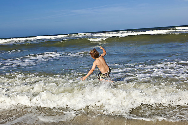 포토 JPG 해외이미지 백인 행복 얼굴 어린이 모래 파도 바다 포즈 신체 청소년 자연 휴가 따뜻함 한명 미소 풍경 정장 소년 야외 10대 물 파란색 청춘 햇빛 태양 갈색 맑음 수영 미국 거품 기쁨 젖음 표현 신선 서핑 선탠 피부 긍정 분무기 대서양 빨간머리 궤 소금물 옛날 해외202004 해외포토 자연요소 서양인 1 헤어스타일 옷 남자 감정 컬러 컨셉 북아메리카 날씨 표정 사람 신체부위 수상스포츠 생태계 파일형식 이미지허브