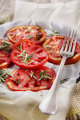 포토 JPG 해외이미지 음식 조각 다이어트 토마토 채소 건조 쟁반 요리 사람없음 빨간색 신선 오븐 맛 굽기 유기농 채식주의자 비건 해외202004 해외포토 웰빙 컬러 컨셉 건강 가전제품 구이 채식 파일형식 이미지허브