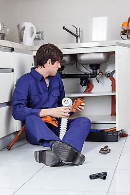 포토 JPG 해외이미지 백인 모델 직업 1 남자 행복 유니폼 손가락 바닥 관리 한명 사람 앉기 20대 성인 세로 파란색 주방 도구 공구 스패너 잡기 작업 재산 수리 싱크대 상담 유지 배관공 옛날 재주꾼 해외202004 해외포토 서양인 손 옷 감정 컬러 모션 청년 금융 개수대 파일형식 이미지허브