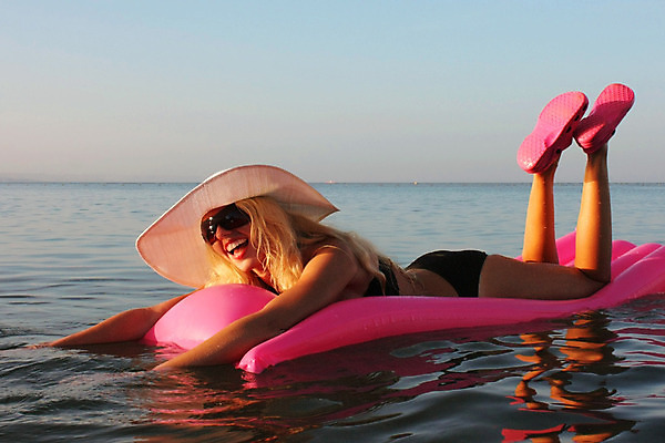 포토 JPG 해외이미지 응시 계절 여자 행복 감정 얼굴 분홍색 여행 신체 부분 하늘 날씨 휴가 휴식 한명 사람 야외 비키니 금발 우주 매트리스 표현성 해외202004 해외포토 1 헤어스타일 시선 수영복 컬러 컨셉 신체부위 파일형식 이미지허브