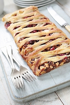 포토 JPG 해외이미지 전통 계절 크리스마스 부분 탁자 디저트 사람없음 식사 저녁식사 달콤 슬라이스 추수감사절 푸딩 뷔페 타르트 페스츄리 해외202004 해외포토 기념일 기독교 음식 빵 가구 맛 파이_빵 파일형식 이미지허브