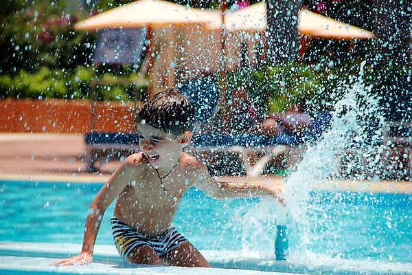 포토 JPG 해외이미지 수영복 행복 얼굴 어린이 놀이 휴가 수영장 건강 관리 한명 미소 소년 물 여름 파란색 맑음 젖음 흐름 신선 떨어짐 시원함 당구 분수 흥분 휴양지 분무기 스플래쉬 해외202004 해외포토 자연요소 1 옷 계절 남자 감정 컬러 컨셉 날씨 표정 사람 신체부위 구기 장소 파일형식 이미지허브