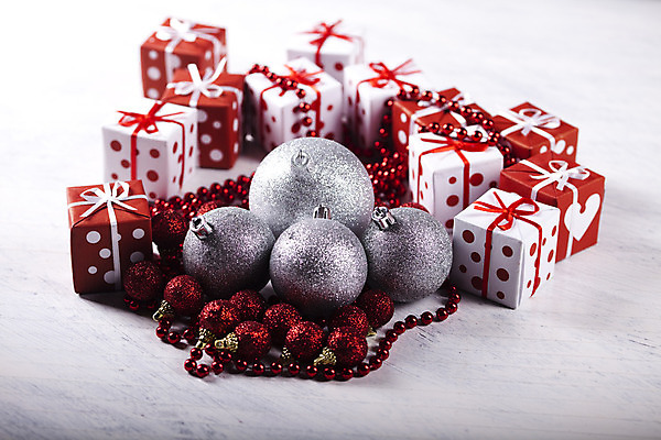 포토 JPG 해외이미지 크리스마스장식 크리스마스 실내 사람없음 선물상자 장식볼 오브젝트 흰배경 오너먼트 해외202004 해외포토 기념일 백그라운드 선물 내부 장식 상자 흰색 파일형식 이미지허브