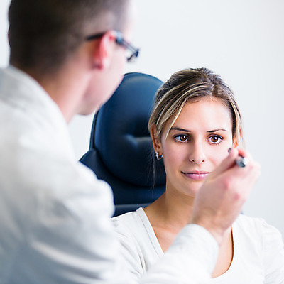 포토 JPG 해외이미지 백인 학생 응시 여자 안경 백그라운드 자연 건강 병원 사람 두명 약 시험 환자 의사 읽기 시력 비전 붓꽃 안과 시력검사 돌봄 시각장애인 의료성형뷰티 검안사 해외202004 해외포토 서양인 직업 시선 잡화 교육 꽃 의학 모션 의료진 장애인 검사_조사 생태계 파일형식 안경사 이미지허브