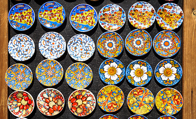 포토 JPG 해외이미지 전통 유럽 여행 백그라운드 휴가 선물 미술 사람없음 장식 빨간색 컬러풀 장난감 세일 여행객 상점 이탈리아 흰색 도시 시장 심볼 오브젝트 진열장 기념품 냉장고 자석 인기 줄서기 많음 해외202004 해외포토 나라 컬러 컨셉 모션 문화예술 사람 가전제품 파일형식 이미지허브