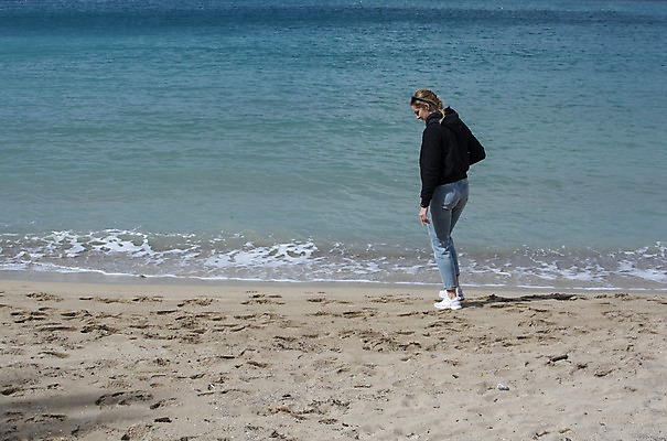 포토 JPG 해외이미지 백인 라이프스타일 계절 여자 행복 모래 바다 여행 겨울 자연 하늘 휴가 휴식 한명 사람 풍경 야외 물 파란색 태양 평화 걷기 맑음 산책 추위 자유 가을 터키석 해외202004 해외포토 자연요소 서양인 1 감정 컬러 컨셉 모션 날씨 생활 보석 생태계 파일형식 이미지허브