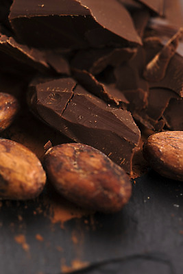 포토 JPG 해외이미지 검은배경 실내 사람없음 초콜릿 카카오 카카오닙스 해외202004 해외포토 백그라운드 디저트 내부 검은색 견과류 파일형식 이미지허브