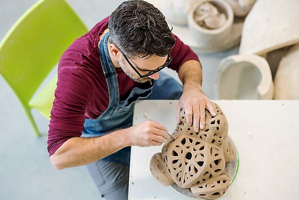 포토 JPG 해외이미지 전통 손 디자인 남자 안경 조각 컨셉 비즈니스 탁자 기술 창조 미술 한명 사람 취미 내부 조각상 기구 공구 업무 도자기 작업실 제조 상품 정상 날것 만들기 점토 토기 장인 주인 수공예 도예가 프로젝트 핸드메이드 해외202004 해외포토 직업 1 잡화 가구 모션 문화예술 신체부위 조형물 도구 작업 용기_그릇 공예 파일형식 이미지허브