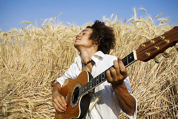 포토 JPG 해외이미지 주간 남자 여유 음악 연주 한명 들기 상반신 성인 야외 옆모습 기타 기타리스트 성인남자한명만 해외202004 해외포토 자연요소 1 감정 뷰포인트 모션 현악기 문화예술 사람 연주자 남자한명만 성인남자만 파일형식 이미지허브