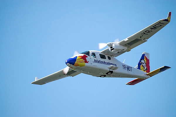 포토 JPG 해외이미지 유럽 호수 여행 날개 교통시설 하늘 비행기 안테나 이벤트 사람없음 축제 공연 흰색 깃발 묘기 파일럿 항공 속도 프로펠러 쇼 우주산업 루마니아 에어쇼 곡예비행 대패 부쿠레슈티 해외202004 해외포토 직업 나라 산업 컬러 교통 통신 항공교통 대중교통 우주 비행 시설 파일형식 이미지허브