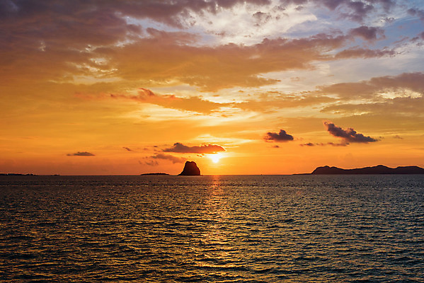 포토 JPG 해외이미지 구름 아시아 파도 바다 섬 여행 백그라운드 오렌지 태국 자연 벽지 하늘 풍경 사람없음 야외 물 여름 컬러풀 햇빛 태양 반사 일출 맑음 침묵 일몰 놀람 새벽 활발 신선 황금 저녁 스카이라인 내추럴 강렬 수평선 해외202004 해외포토 자연요소 계절 감정 나라 컬러 컨셉 과일 날씨 표정 노을 소리 야간 생태계 파일형식 이미지허브
