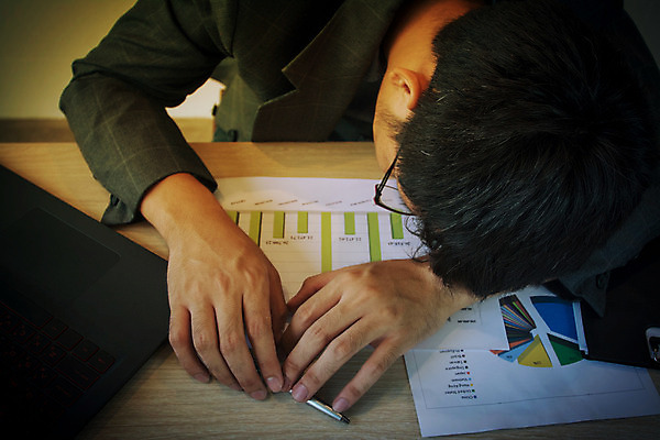 포토 JPG 해외이미지 직업 남자 감정 컨셉 생각 비즈니스 노동자 스트레스 직장 피곤 사람 동양인 정장 사람없음 노트북 컴퓨터 사무실 슬픔 업무 비즈니스맨 좌절 종업원 책상 고민 경영자 두통 업무과다 문제 나쁜 경영 우울증 위기 트러블 혼란 해외202004 해외포토 옷 가구 회사 인종 전자제품 작업 직장인 질병 리더 파일형식 이미지허브