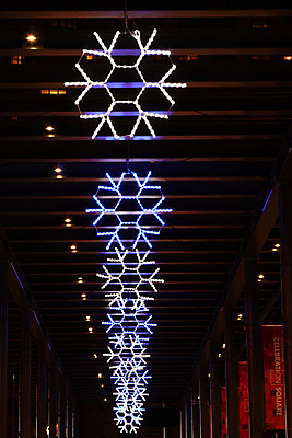 포토 JPG 해외이미지 크리스마스 겨울 전등 조명 사람없음 장식 컬러풀 흰색 주도 해외202004 해외포토 계절 기념일 컬러 예절 파일형식 이미지허브