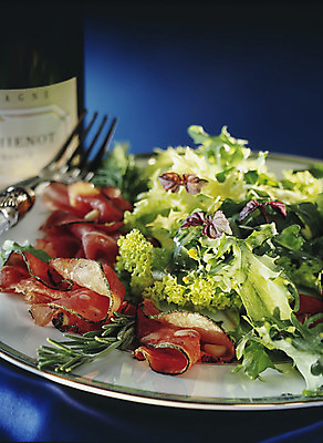 포토 JPG 해외이미지 접시 음식 조각 치즈 육류 요리 사람없음 이탈리아 샐러드 소고기 추위 흰색 신선 애피타이저 날것 슛 바질 등심 부스러기 송아지고기 얇은 해외202004 해외포토 식기 유럽 컬러 식재료 유제품 파일형식 이미지허브