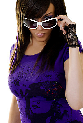 포토 JPG 해외이미지 스튜디오촬영 백인 긴머리 여자 청소년 갈색머리 한명 사람 20대 세로 컬러풀 선글라스 머리카락 보라색 흰색 화려 우아함 미용실 여자한명만 카피스페이스 완전 해외202004 해외포토 서양인 1 헤어스타일 안경 컬러 컨셉 실내 청년 머리 공백 뷰티샵 여자만 파일형식 이미지허브