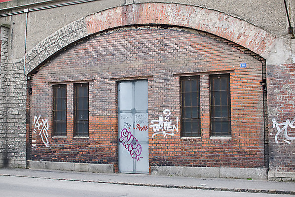 포토 JPG 해외이미지 2 곡선 건축양식 창문 돌담 사람없음 문 도시 작업실 비엔나 수리 제조 그래피티 가난 활 지역 썩음 옛날 해외202004 해외포토 건축 선 컨셉 담장 돌_바위 오스트리아 낙서 그림 파일형식 이미지허브