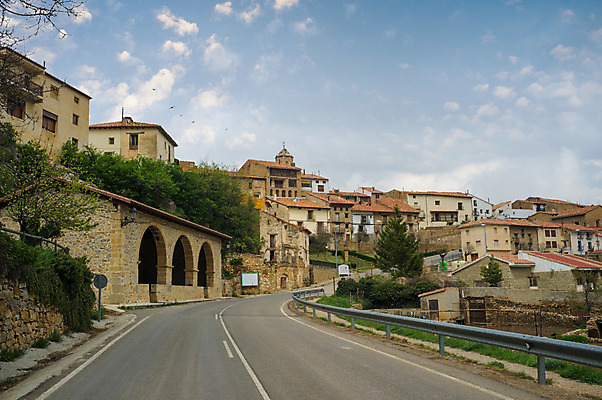포토 JPG 해외이미지 유럽 도로 풍경 사람없음 가로 마을 수확 중세 역사 스페인 재산 타운 아라곤 스페인어 옛날 해외202004 해외포토 나라 길 농업 교통시설 금융 도시 파일형식 이미지허브