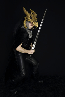 포토 JPG 해외이미지 남자 털 한명 검은색 어둠 할로윈 용 칼 헬멧 망토 가죽 갑옷 고딕 해외202004 해외포토 1 컬러 사람 보호장비 파일형식 이미지허브