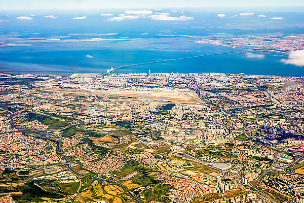 포토 JPG 해외이미지 유럽 건축양식 하늘 안테나 사람없음 건물 물 강 경기장 도시 공항 항공 그림 활주로 리스본 해외202004 해외포토 자연요소 건축물 건축 나라 길 통신 스포츠시설 교통시설 파일형식 이미지허브