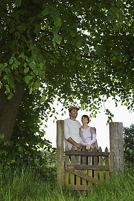 포토 JPG 해외이미지 나무 1 커플 여자 남자 2 생각 밭 포옹 자연 하늘 함께함 사랑 서기 사람 20대 성인 야외 두명 세로 30대 농장 농경지 기댐 침묵 시골 명상 대문 배려 스코틀랜드 해외202004 해외포토 식물 감정 컨셉 농업 관계 안기 모션 영국 청년 장년 문 소리 생태계 파일형식 이미지허브