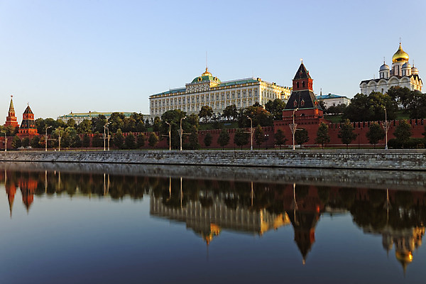 포토 JPG 해외이미지 벽 건축양식 하늘 벽돌 사람없음 건물 빨간색 여름 파란색 강 반사 성당 궁전 황금 러시아 러시아인 모스크바 크렘린궁전 해외202004 해외포토 서양인 건축물 계절 건축 유럽 컬러 고건축 종교건축 크렘린 파일형식 이미지허브