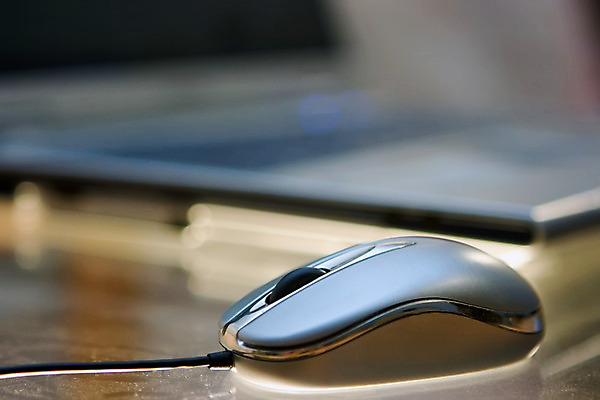 포토 JPG 해외이미지 비즈니스 장신구 유리 탁자 사람없음 노트북 컴퓨터 사무실 공책 정보 키보드 코드 쥐 휴대용 책상 롤러 먼지 위기 해외202004 해외포토 가구 재질 문구용품 전자제품 설치류 오브젝트 파일형식 이미지허브