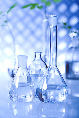 포토 JPG 해외이미지 식물 실내 실험 사람없음 아웃포커스 액체 화학 실험실 파란배경 비커 화학실험 둥근플라스크 해외202004 해외포토 과학 백그라운드 촬영기법 실험기구 내부 파란색 플라스크 파일형식 이미지허브