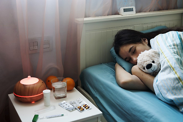 포토 JPG 해외이미지 여자 휴식 건강 피곤 한명 사람 상반신 옆모습 눕기 약 환자 침대 잠 바이러스 질병 십대여자한명만 코로나바이러스 해외202004 해외포토 1 뷰포인트 가구 컨셉 의학 모션 여자한명만 십대여자만 파일형식 이미지허브